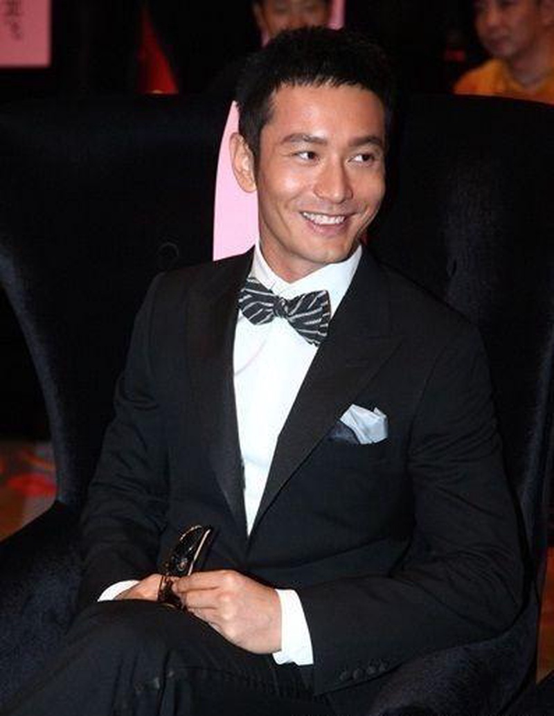 黄晓明闪现妇产医院全员吃瓜?终究是颈椎背了锅!