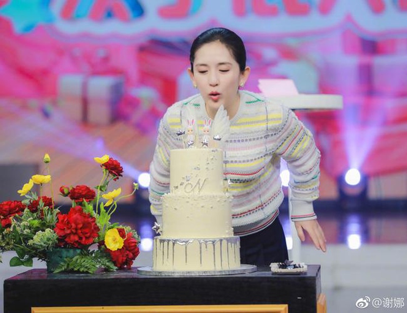 直接破防！谢娜李小冉演唱会亲脸颊，十年北漂真情戳中死穴
