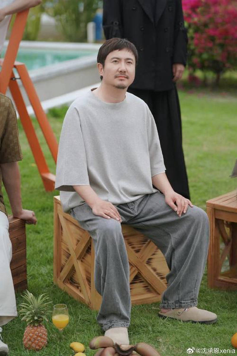 笑发财了!沈腾吴京黄渤微博之夜神还原,这哪是走红毯简直是公园看报老年组啊