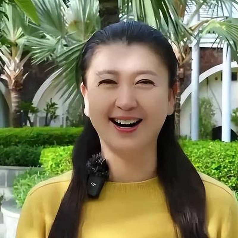闫学晶直播又哭穷又炫富？被官媒点名锤死，账号都废了！