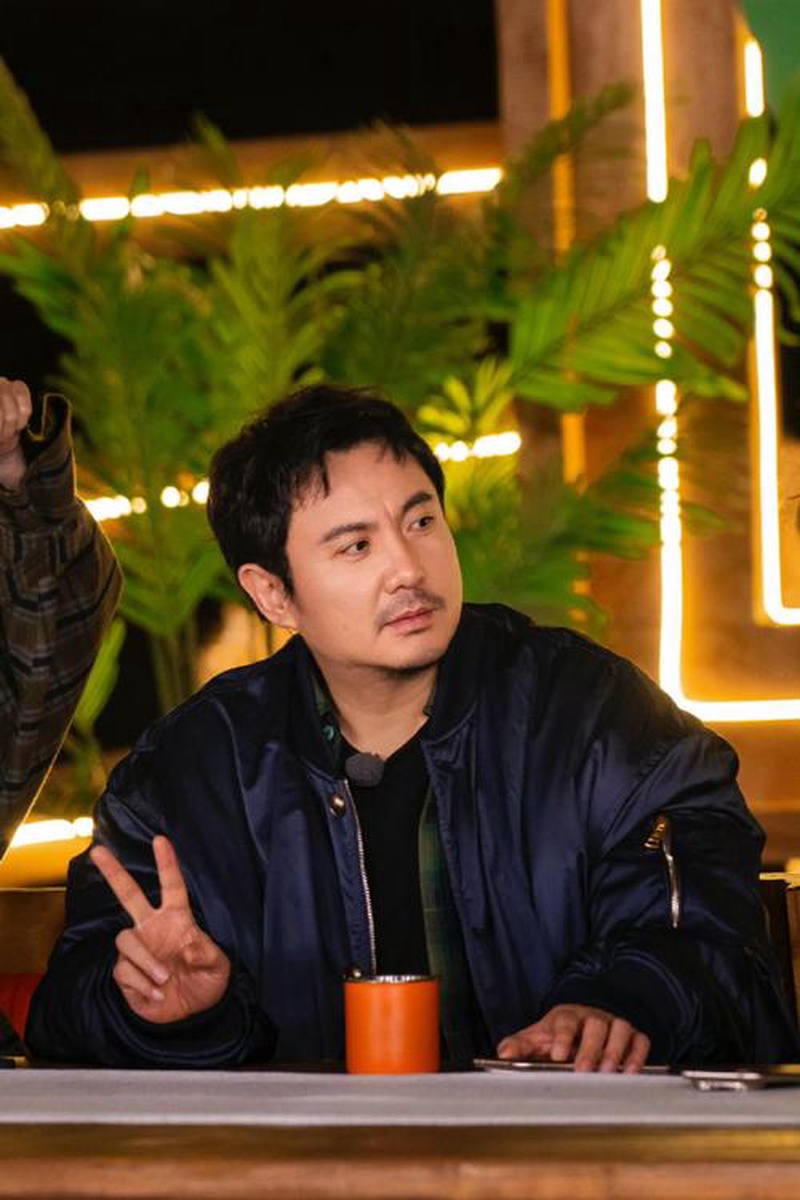 笑发财了!沈腾吴京黄渤微博之夜神还原,这哪是走红毯简直是公园看报老年组啊