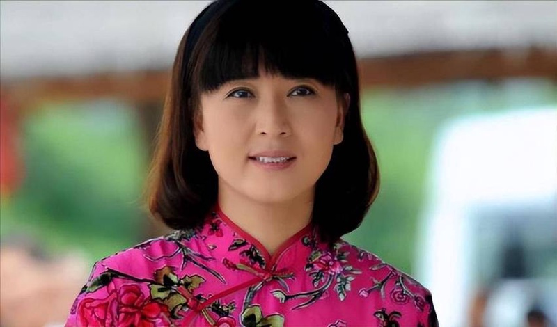闫学晶直播又哭穷又炫富？被官媒点名锤死，账号都废了！